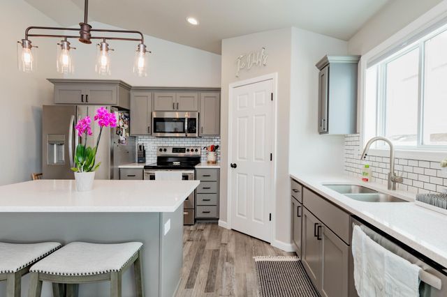 6032 80th Avenue S, Horace, ND 58047