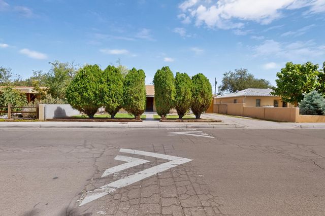 855 Delamar Avenue NW, Albuquerque, NM 87107