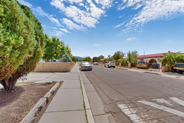 855 Delamar Avenue NW, Albuquerque, NM 87107