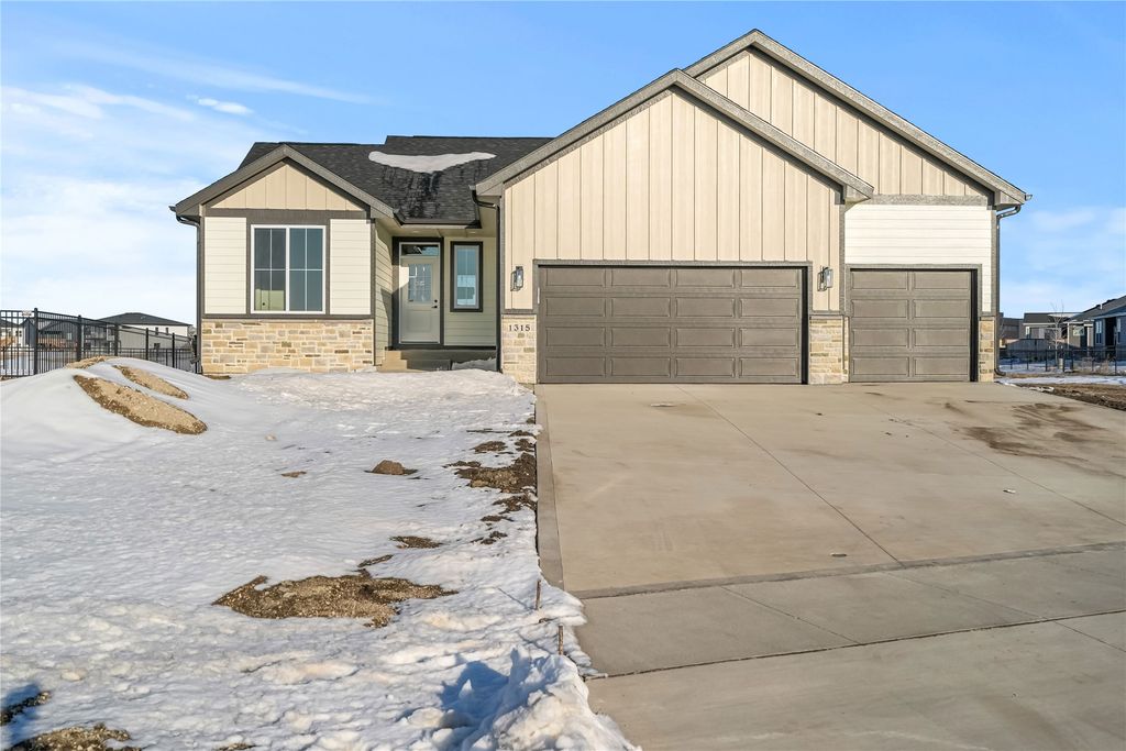 1315 NW Yorktown Drive, Waukee, IA 50263