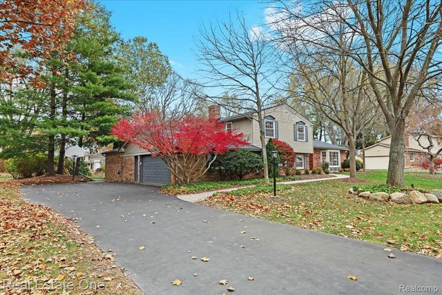 5611 Priory Lane, Bloomfield Hills, MI 48301