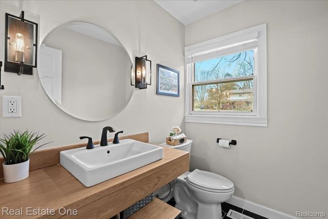 5611 Priory Lane, Bloomfield Hills, MI 48301