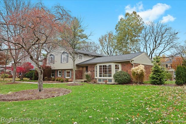 5611 Priory Lane, Bloomfield Hills, MI 48301