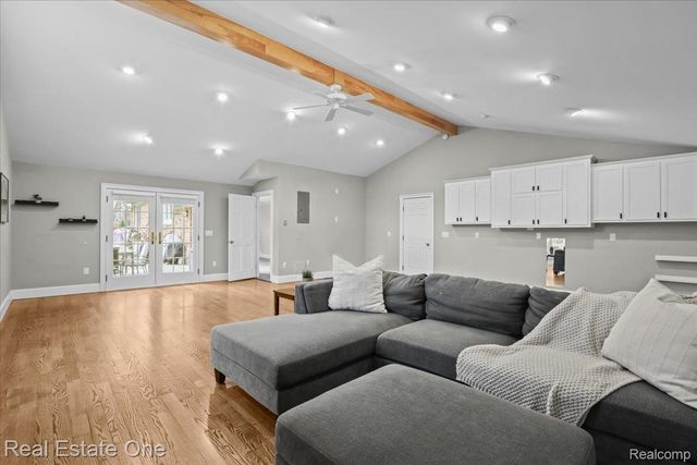 5611 Priory Lane, Bloomfield Hills, MI 48301