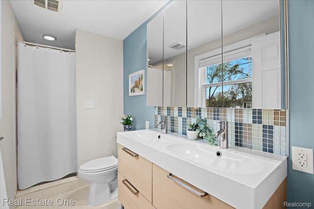 5611 Priory Lane, Bloomfield Hills, MI 48301