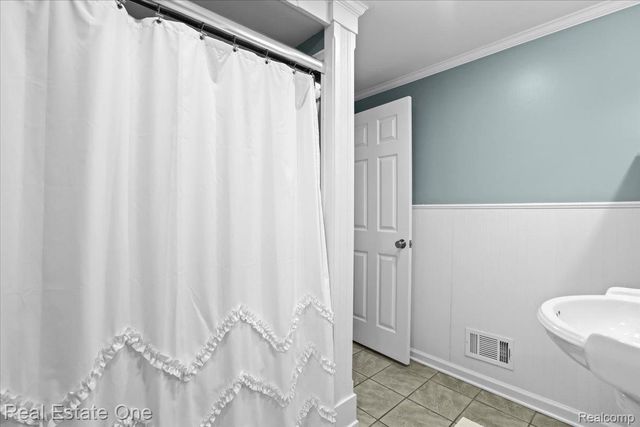 5611 Priory Lane, Bloomfield Hills, MI 48301