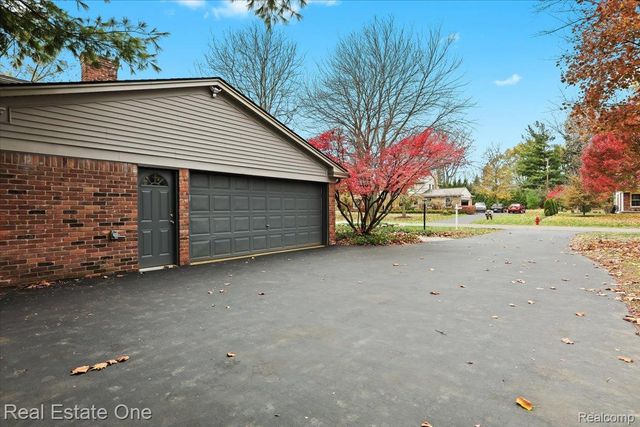 5611 Priory Lane, Bloomfield Hills, MI 48301
