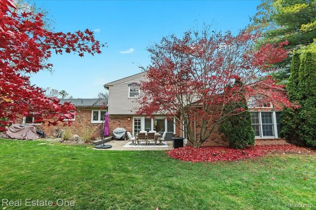 5611 Priory Lane, Bloomfield Hills, MI 48301