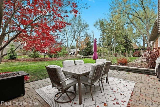 5611 Priory Lane, Bloomfield Hills, MI 48301