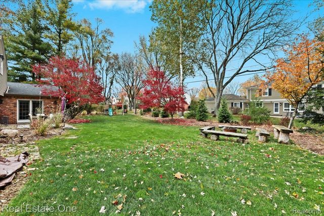 5611 Priory Lane, Bloomfield Hills, MI 48301