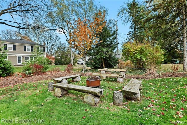 5611 Priory Lane, Bloomfield Hills, MI 48301