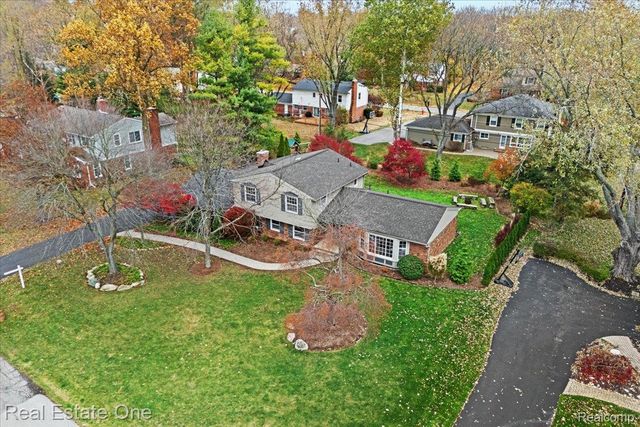 5611 Priory Lane, Bloomfield Hills, MI 48301