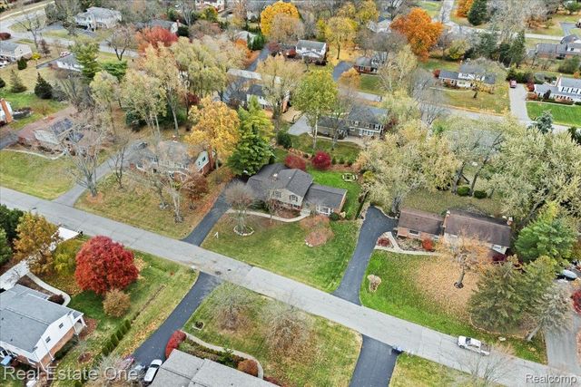 5611 Priory Lane, Bloomfield Hills, MI 48301