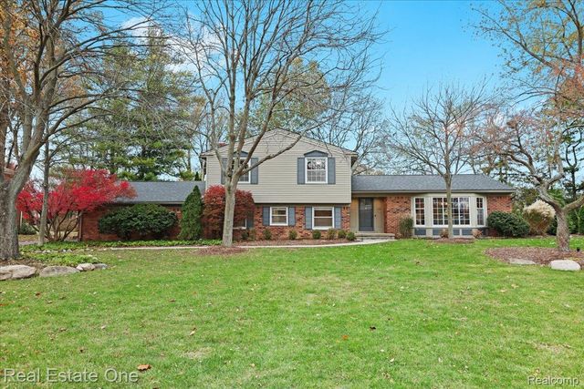 5611 Priory Lane, Bloomfield Hills, MI 48301