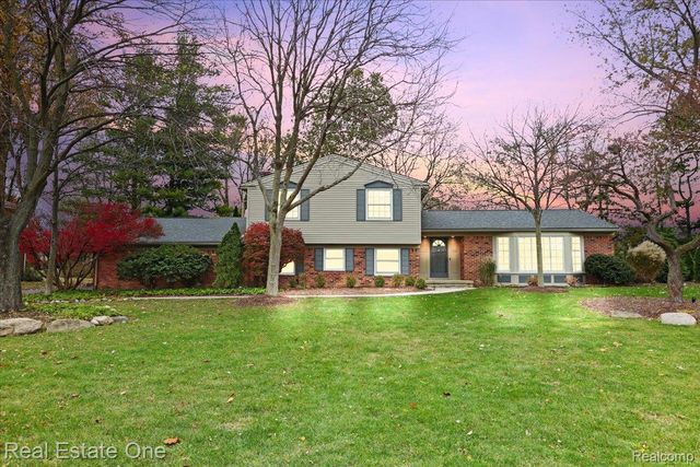 5611 Priory Lane, Bloomfield Hills, MI 48301