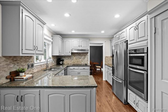 5611 Priory Lane, Bloomfield Hills, MI 48301