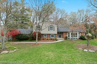 5611 Priory Lane, Bloomfield Hills, MI 48301