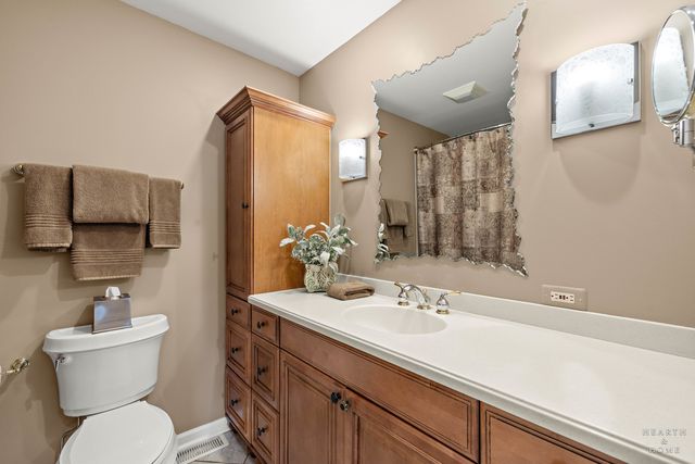 1714 PARK Drive, Schaumburg, IL 60194