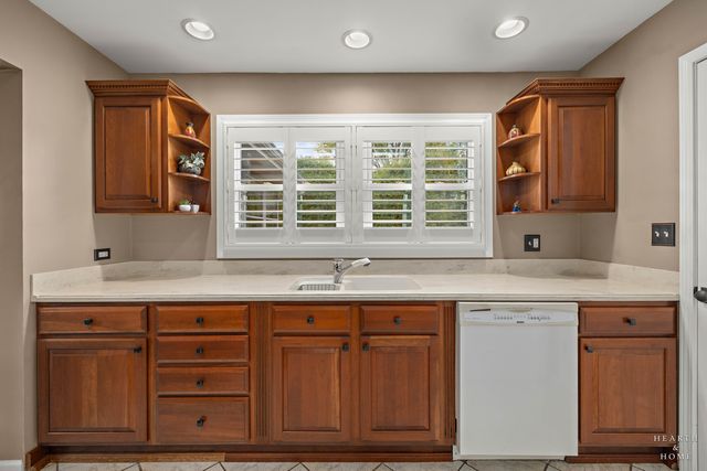1714 PARK Drive, Schaumburg, IL 60194