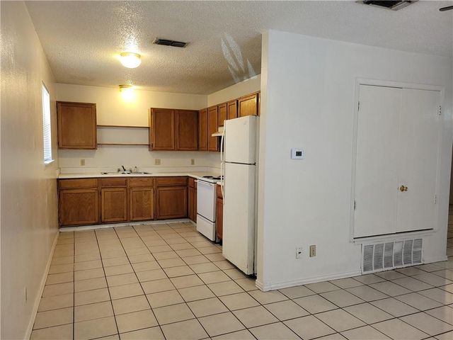 1609 Jones ST A, Taylor, TX 76574