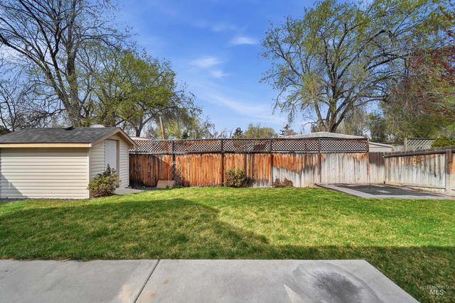 9522 W Woodland Dr, Boise, ID 83704