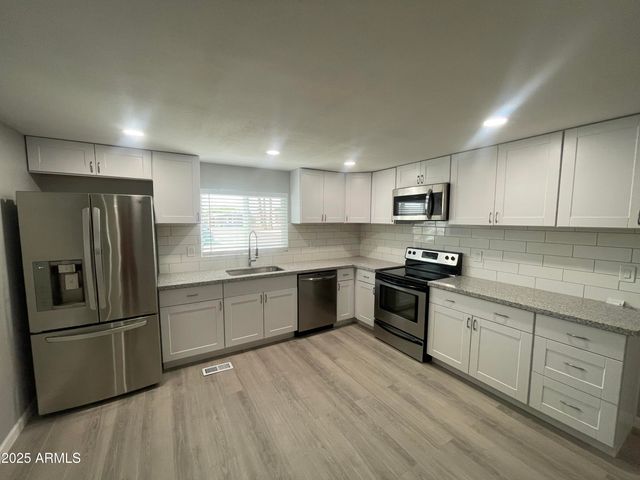 5745 W MARYLAND Avenue 8, Glendale, AZ 85301