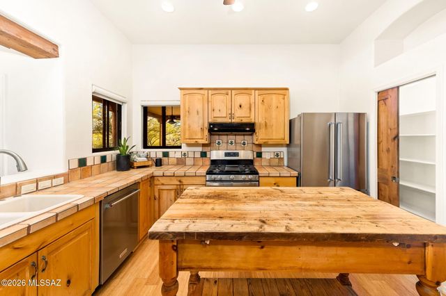 1712 N Coral Bells Drive, Tucson, AZ 85745