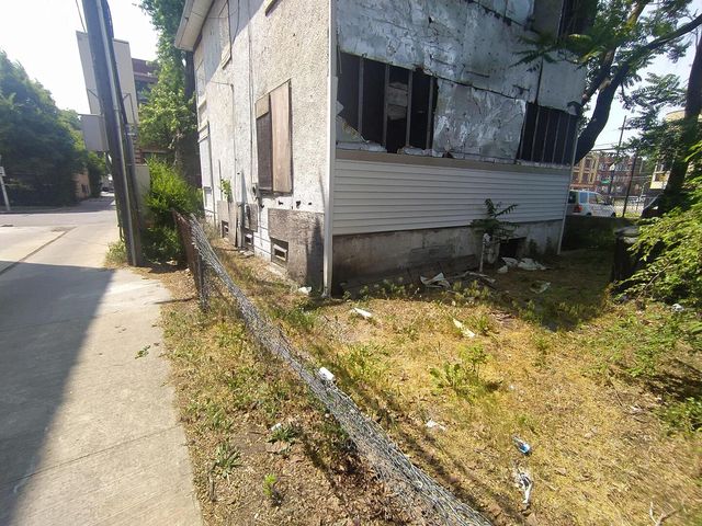7909 S Essex Avenue, Chicago, IL 60617