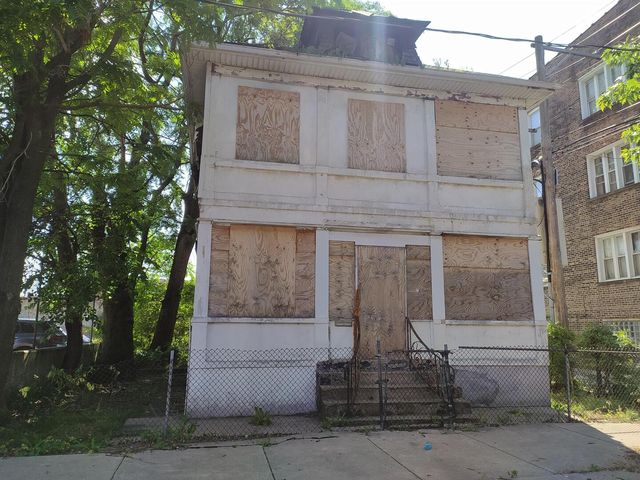 7909 S Essex Avenue, Chicago, IL 60617