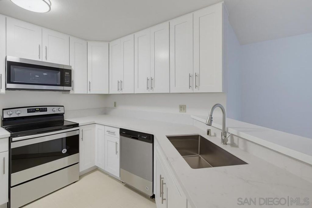 Image 10 of property listing at 7545 Charmant Dr 1510, San Diego, CA 92122