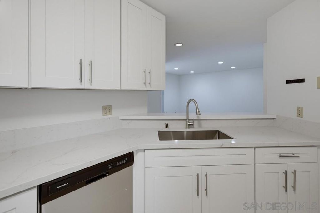 Image 9 of property listing at 7545 Charmant Dr 1510, San Diego, CA 92122
