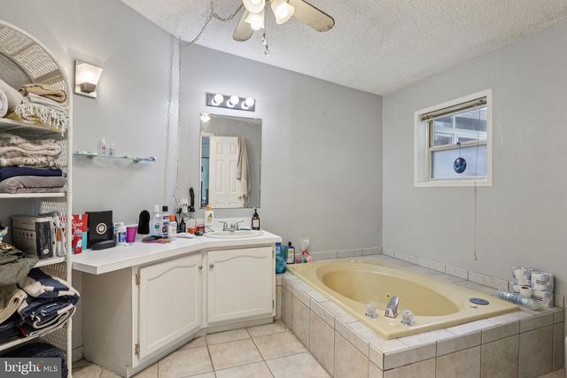 399 UPLAND AVE, Absecon, NJ 08205