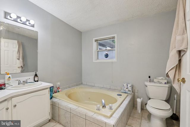 399 UPLAND AVE, Absecon, NJ 08205