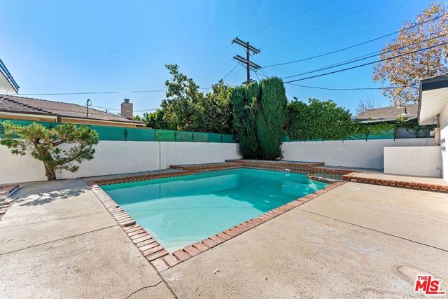 4955 Woodman Avenue, Los Angeles, CA 91423