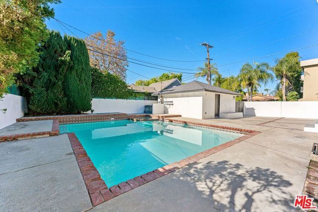 4955 Woodman Avenue, Los Angeles, CA 91423