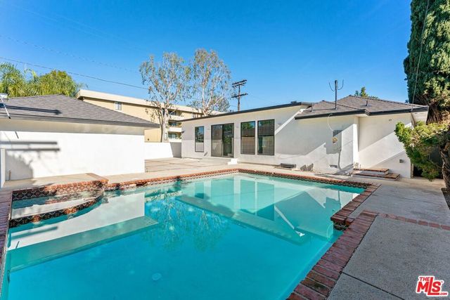 4955 Woodman Avenue, Los Angeles, CA 91423