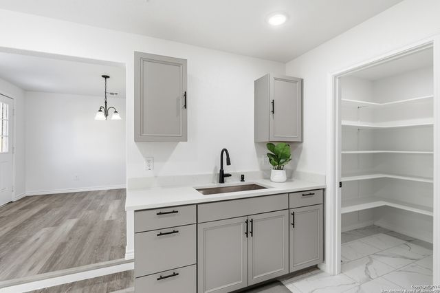 6415 Buena Vista, San Antonio, TX 78237