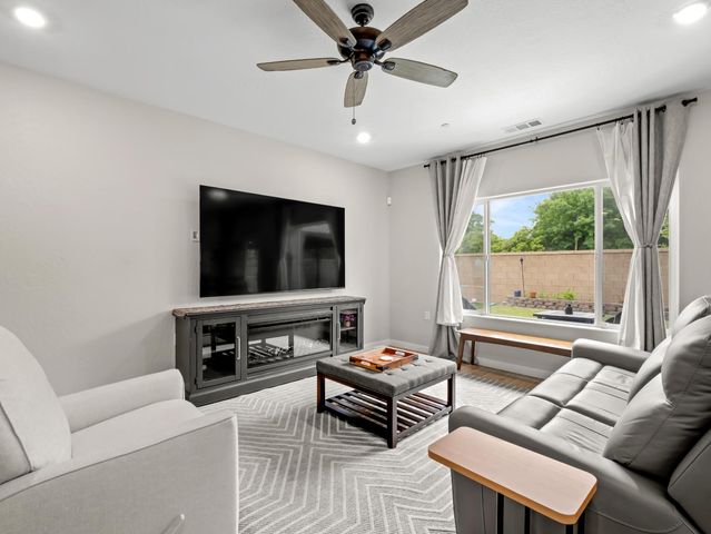 479 S Filbert Avenue, Fresno, CA 93727