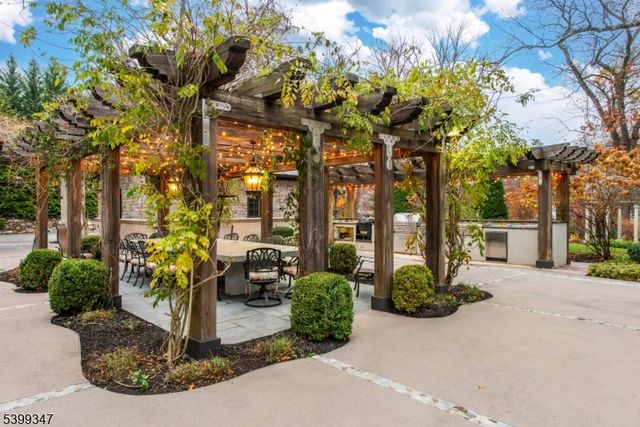 9 Beechtree Ln, Essex Fells Twp., NJ 07021