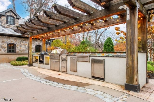 9 Beechtree Ln, Essex Fells Twp., NJ 07021