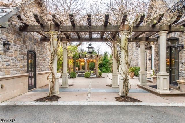 9 Beechtree Ln, Essex Fells Twp., NJ 07021