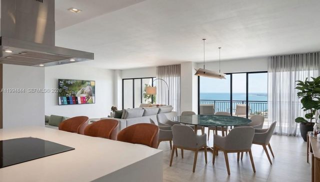 114 Cricket Club 605, North Miami, FL 33181