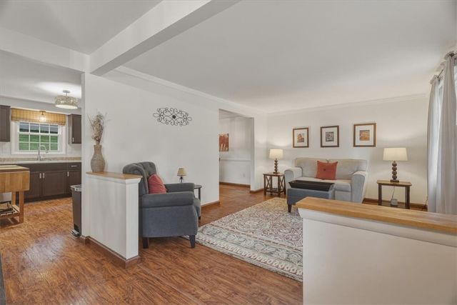 8063 Broadlawn Dr, Mccandless, PA 15237