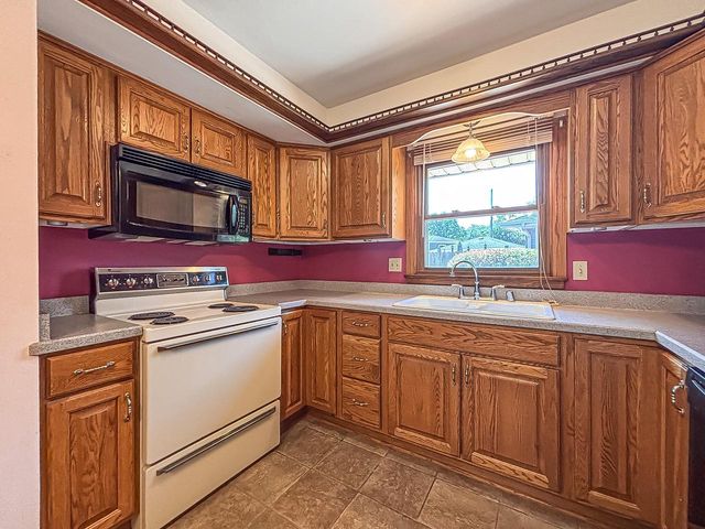 W152N8310 Elm LANE, Menomonee Falls, WI 53051