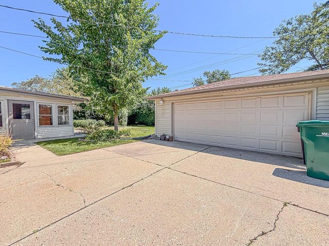 W152N8310 Elm LANE, Menomonee Falls, WI 53051