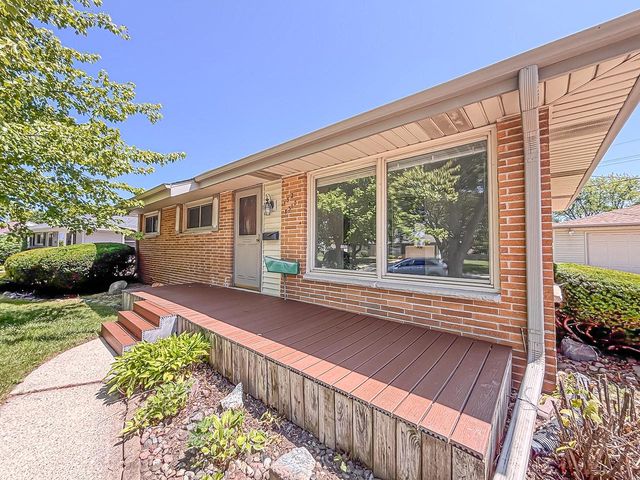 W152N8310 Elm LANE, Menomonee Falls, WI 53051