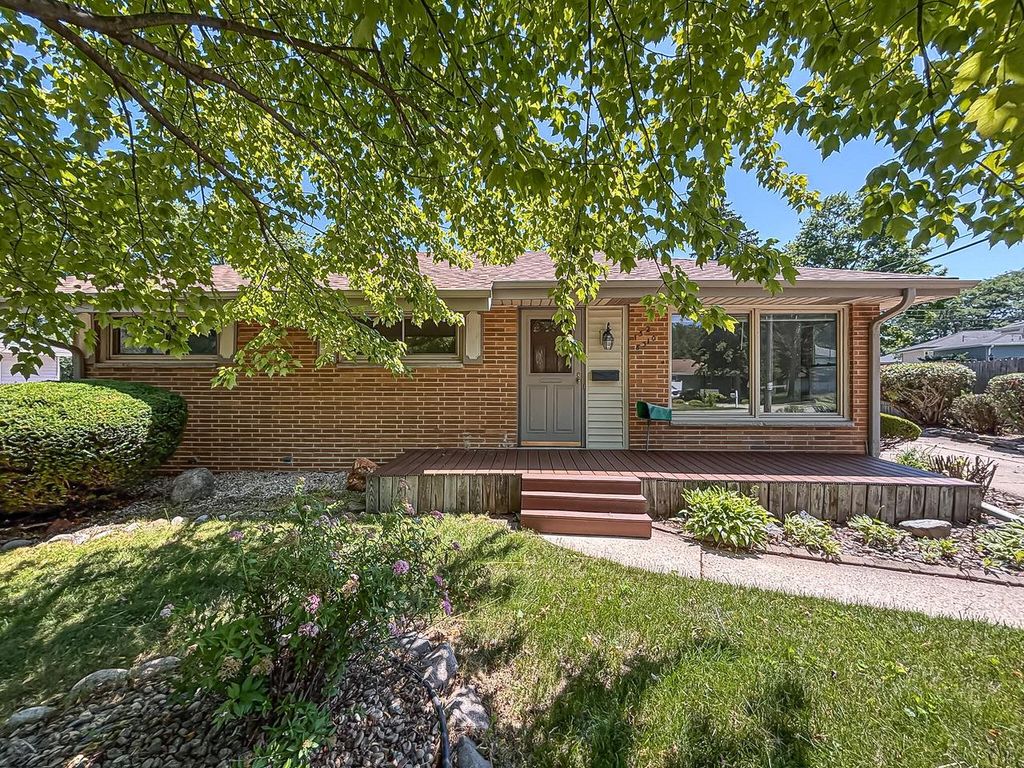 W152N8310 Elm LANE, Menomonee Falls, WI 53051