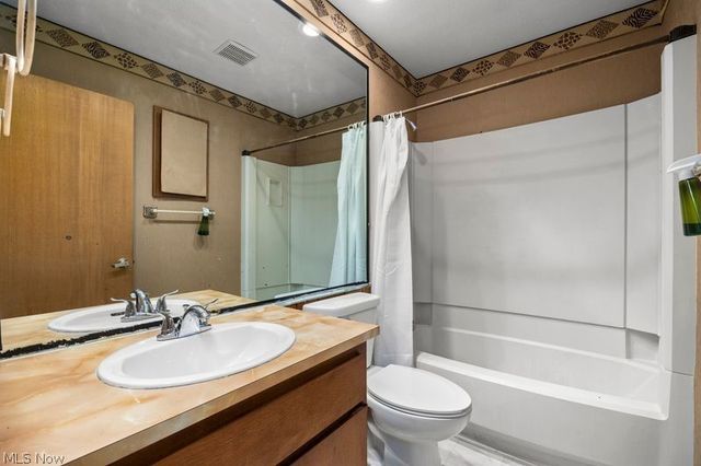32633 Woodridge Court, North Ridgeville, OH 44039