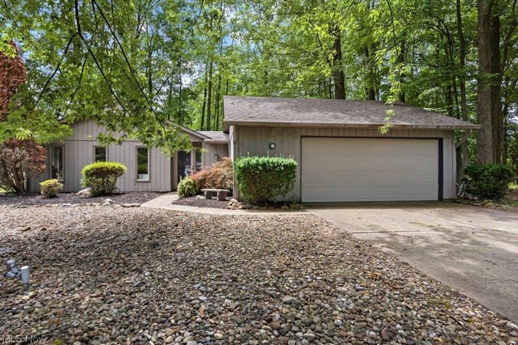 32633 Woodridge Court, North Ridgeville, OH 44039