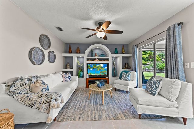 118 Royal Pine Circle N, Royal Palm Beach, FL 33411